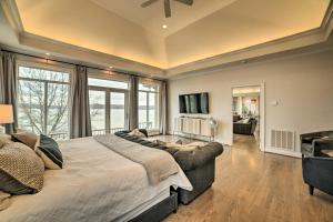 1 dormitorio grande con 1 cama grande y ventana grande en Spacious Lakefront Kentucky Home Rental!, en Cadiz