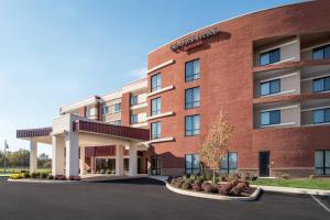 uma representação da frente de um hotel em Courtyard by Marriott Shippensburg em Shippensburg