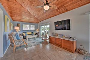 sala de estar con ventilador de techo y sofá en Everglades Getaway with Deck and Water Views!, en Everglades