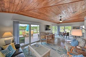 sala de estar con techo de madera en Everglades Getaway with Deck and Water Views!, en Everglades