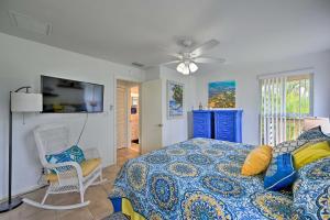 Ένα ή περισσότερα κρεβάτια σε δωμάτιο στο Everglades Getaway with Deck and Water Views!