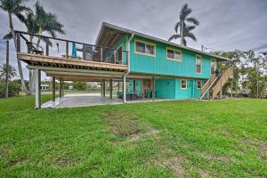 Casa azul con terraza y escalera en Everglades Getaway with Deck and Water Views!, en Everglades