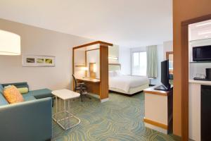 um quarto de hotel com uma cama e um sofá em SpringHill Suites by Marriott Murray em Murray