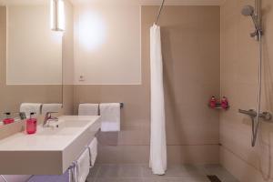 Bilik mandi di Moxy Amsterdam Houthavens