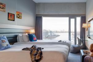 Katil atau katil-katil dalam bilik di Moxy Amsterdam Houthavens +37 gambar