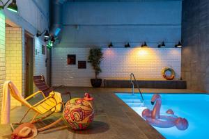Kolam renang di atau dekat dengan Moxy Amsterdam Houthavens