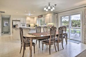 Η κουζίνα ή μικρή κουζίνα στο Portland Area Home, 32 Mi to Mt Hood! +27 φωτογραφίες