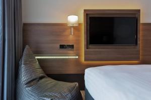 Televisyen dan/atau pusat hiburan di Moxy Amsterdam Houthavens
