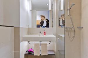 Bilik mandi di Moxy Amsterdam Houthavens