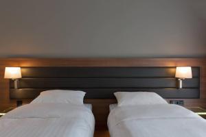 Katil atau katil-katil dalam bilik di Moxy Amsterdam Houthavens
