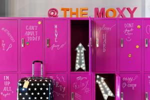Sijil, anugerah, tanda atau dokumen lain yang dipamerkan di Moxy Amsterdam Houthavens