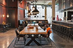 Ruang duduk di Moxy Amsterdam Houthavens