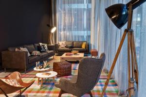 Ruang duduk di Moxy Amsterdam Houthavens