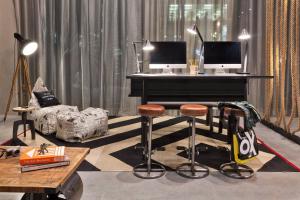 Televisyen dan/atau pusat hiburan di Moxy Amsterdam Houthavens