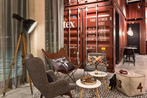 Ruang duduk di Moxy Amsterdam Houthavens