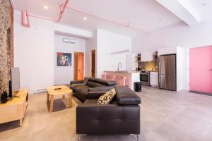 salon z kanapą i stołem w obiekcie Les Lofts St-Roch - Par Les Lofts Vieux-Québec w mieście Quebec City +8 zdjęć