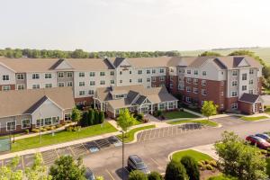 z góry widok na budynek z parkingiem w obiekcie Residence Inn by Marriott Decatur Forsyth w mieście Forsyth