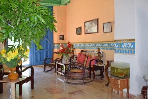 a living room with chairs and a table at Casa colonial Villa Victoria Appartement 3 in Trinidad