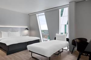 ein Hotelzimmer mit einem Bett und einem Fenster in der Unterkunft AC Hotel by Marriott Bella Sky Copenhagen in Kopenhagen