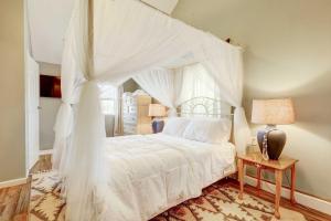 ein Schlafzimmer mit einem weißen Bett mit Baldachin in der Unterkunft Charming Laurel Home with Gazebo and Fireplace! in Delmar