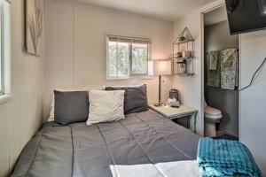 Habitación pequeña con cama y escritorio. en Cozy Lake Havasu City Getaway with Lake Views! en Lake Havasu City