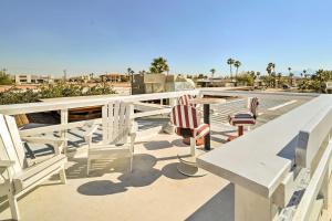 a deck with a table and chairs on the roof at Cozy Lake Havasu City Getaway with Lake Views! in Lake Havasu City