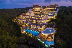 una vista aérea de un complejo por la noche en Renaissance Bali Uluwatu Resort & Spa en Uluwatu