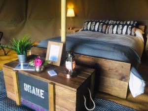 Gaggle of Geese Pub - Shepherd Huts & Bell Tents客房内的一张或多张床位