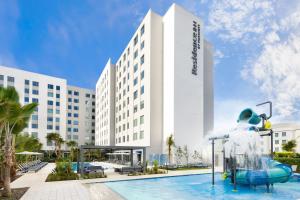 Bazén v ubytování Residence Inn by Marriott San Juan Isla Verde nebo v jeho okolí