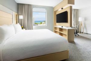 TV a/nebo společenská místnost v ubytování Residence Inn by Marriott San Juan Isla Verde