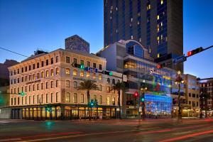 una calle de la ciudad por la noche con un edificio y semáforos en Sheraton New Orleans Hotel en Nueva Orleans