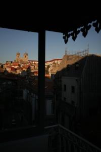 een raam met uitzicht op de stad bij Belomonte 20 Apartments Porto World Heritage in Porto