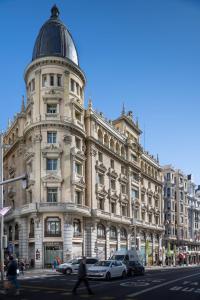 un grand bâtiment avec un dôme en haut dans l'établissement Círculo Gran Vía, Autograph Collection (Adults Only), à Madrid