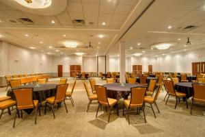 - une salle de conférence avec des tables et des chaises dans l'établissement SpringHill Suites by Marriott Lawrence Downtown, à Lawrence