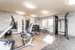un gimnasio con cintas de correr y equipo cardiovascular en una habitación en Fairfield Inn St. George, en St. George