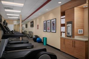 uma sala de fitness com passadeiras e equipamento de exercício em TownePlace Suites Fort Worth Northwest Lake Worth em Fort Worth