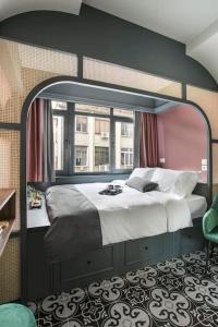 Schlafzimmer mit einem großen Bett und einem Fenster in der Unterkunft Athens Luxury Rooms I in Athen