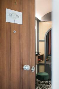 Eine Tür mit einem Schild, auf dem Assistenzärzte stehen. in der Unterkunft Athens Luxury Rooms I in Athen