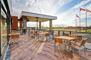 un patio con mesas y sillas en un edificio en TownePlace Suites by Marriott Kincardine, en Kincardine