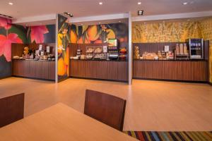 Fairfield Inn & Suites by Marriott Richmond Ashland في آشلاند: غرفة مع بار مع طاولة وكراسي