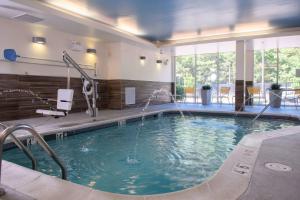 Swimmingpoolen hos eller tæt på Fairfield Inn & Suites by Marriott Richmond Ashland