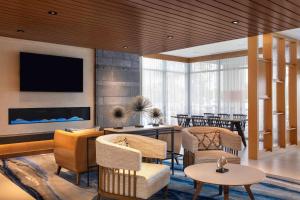 Lounge nebo bar v ubytování Fairfield by Marriott Inn & Suites Lewisburg