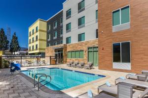 Fairfield Inn & Suites Ontario Rancho Cucamonga tesisinde veya buraya yakın yüzme havuzu