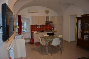 eine Küche mit einem Tisch und Stühlen im Zimmer in der Unterkunft Daysin Apartments & Parking in Palermo