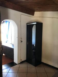 Una puerta negra en una habitación con cama en Villa Berio Tre - Kelan, en Villa Viani