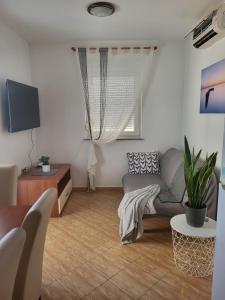 - un salon avec un canapé et une table dans l'établissement Apartma DOLORES, à Vodnjan