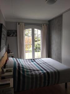 sypialnia z łóżkiem i oknem w obiekcie Les sittelles w mieście Gaillac