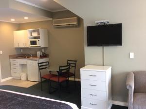 Kuchyň nebo kuchyňský kout v ubytování Cornwall Motor Lodge