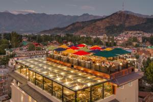 un edificio con sombrillas coloridas encima en Hotel Meerz, en Srinagar