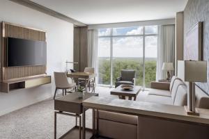Uma TV ou centro de entretenimento em JW Marriott Orlando Bonnet Creek Resort & Spa